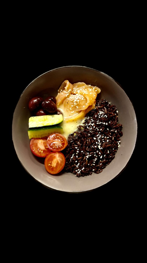 Боул з лососем та чорним рисом \\ Bowl with salmon and black rice