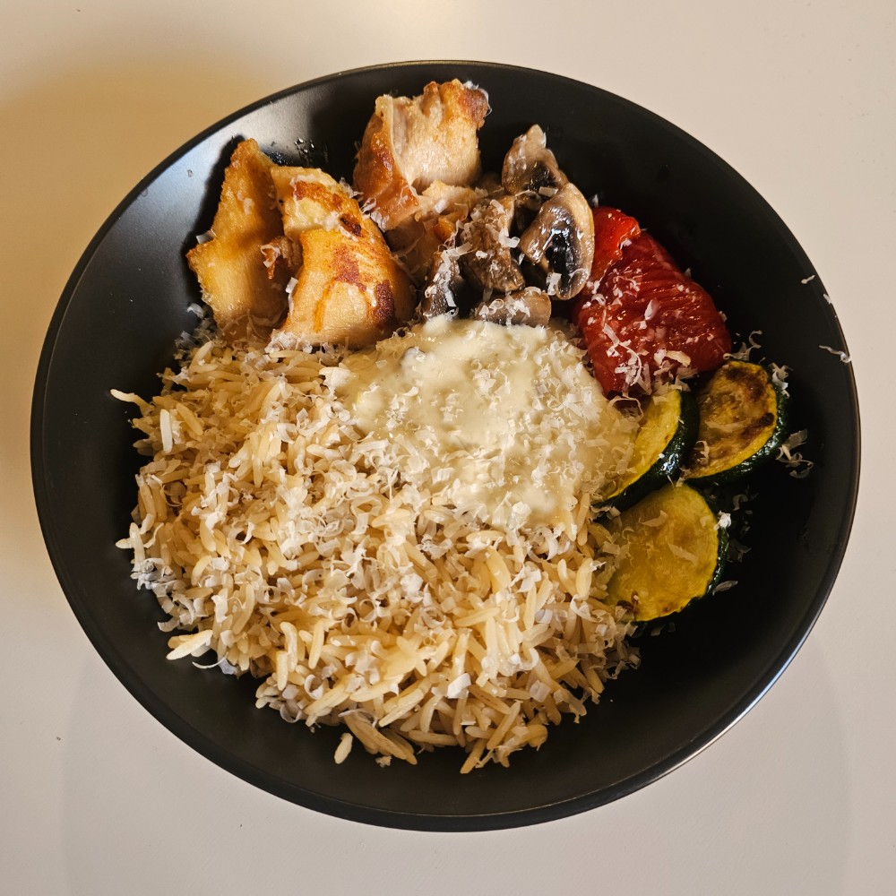 Боул курка з соусом вітело тонато \\  Bowl with chicken and vitello tonato sauce