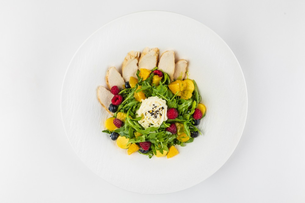 Страчателла с манго, зеленью, курицей и апельсиновой заправкой