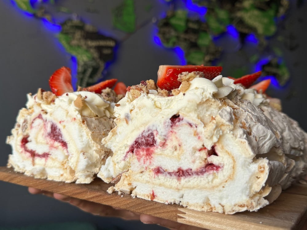 Меренговий рулет полуниця