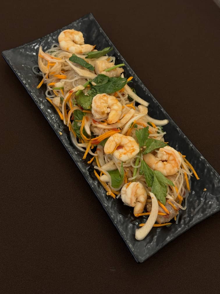 Салат с фунчозой и  морепродуктами / Salad with glass noodles and seafood