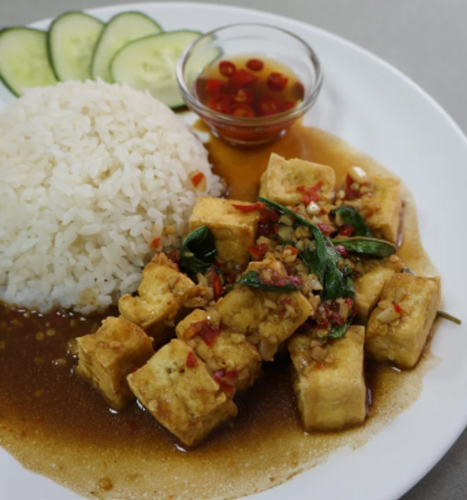 Рис и жареный тофу с чесноком / Rice and fried tofu with garlic
