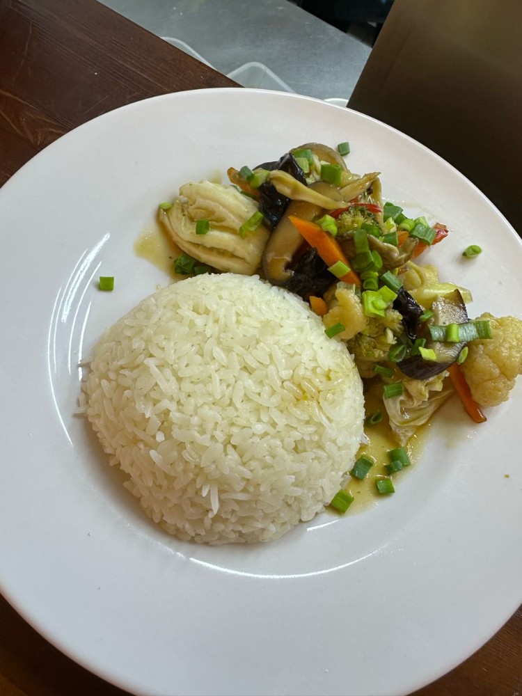 Рис и жареные овощи / Rice and stir-fried vegetables