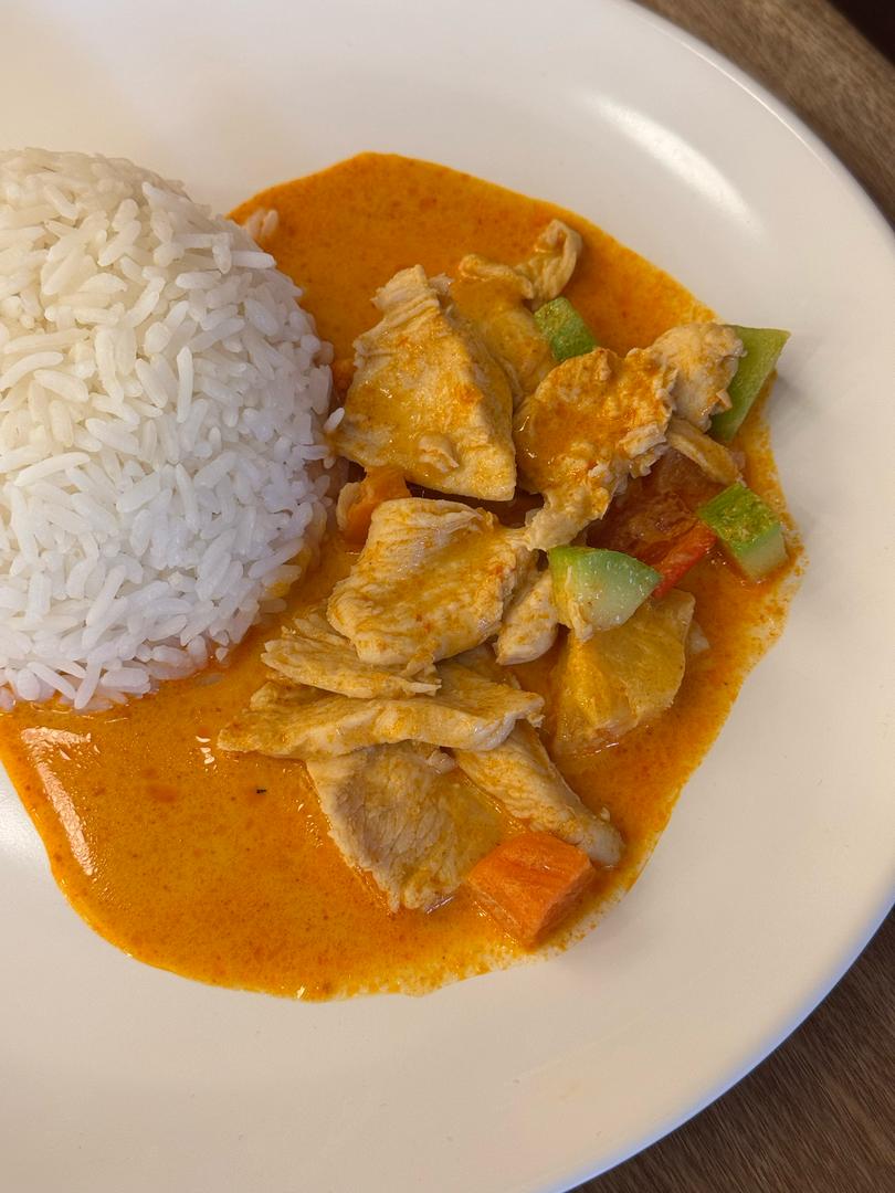 Рис и курица с красным карри-соусом / Rice and chicken with red curry sauce