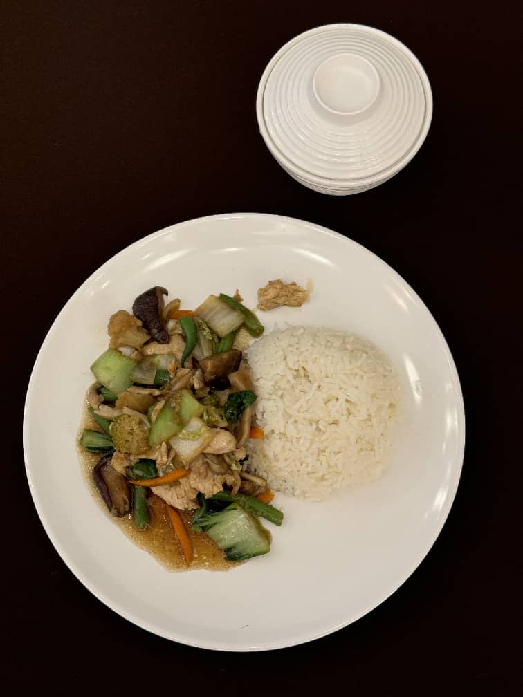 Рис и жареные овощи с курицей / Rice and stir-fried vegetables with chicken