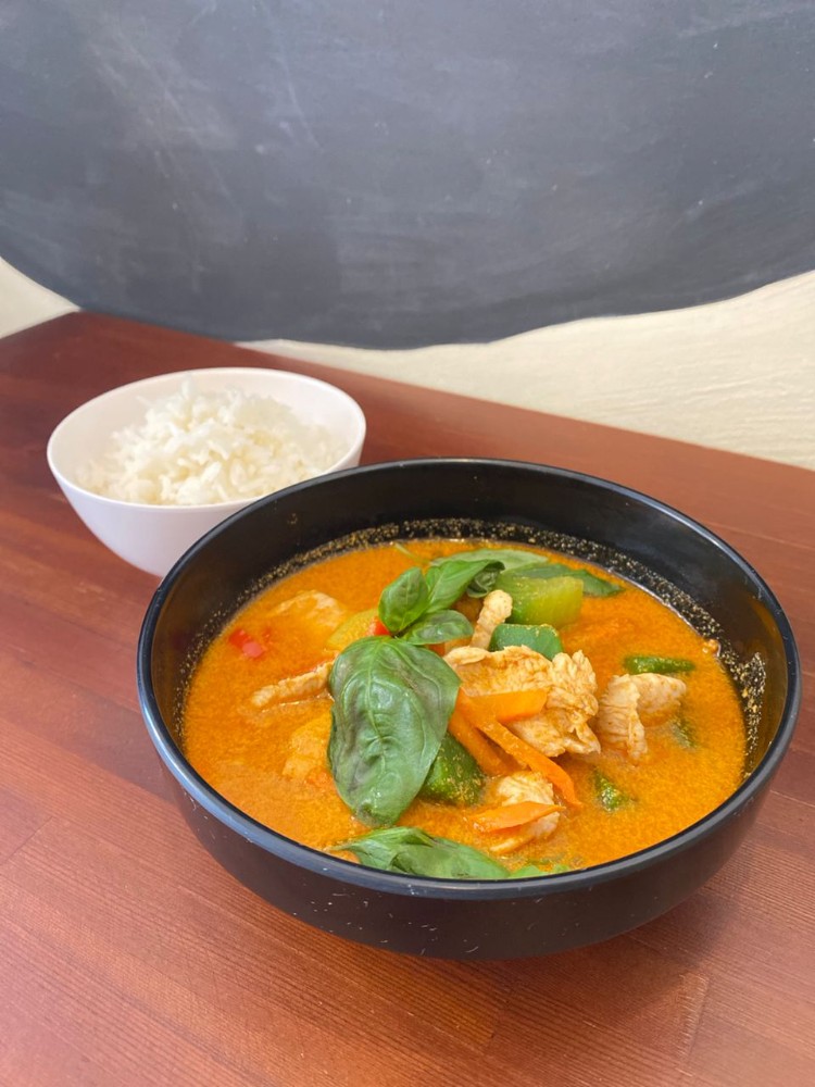 Зелёный карри с курицей / Green curry with chicken