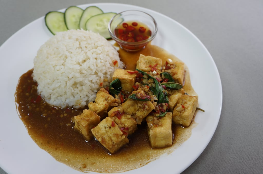 Рис и жареный тофу с базиликом / Rice and fried tofu with basils