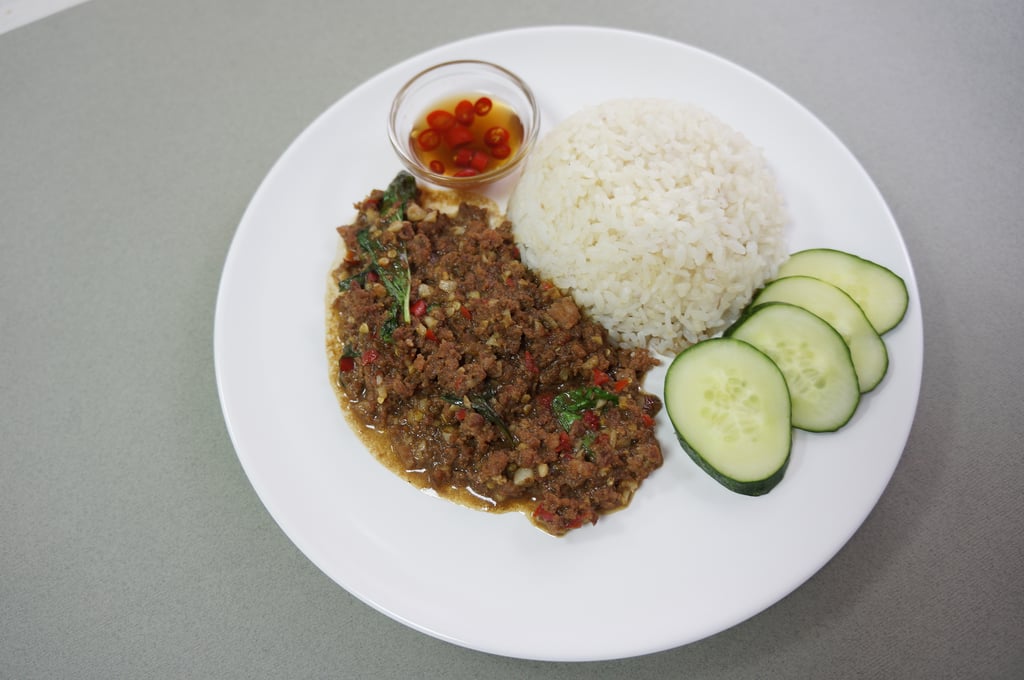 Рис и жареная говядина с базиликом / Rice and stir-fried beef with basils