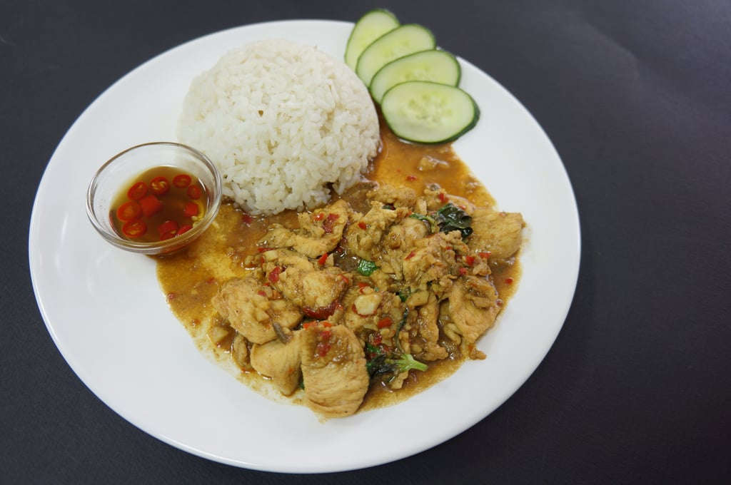 Рис и жареная курица с базиликом / Rice and stir-fried chicken with basils