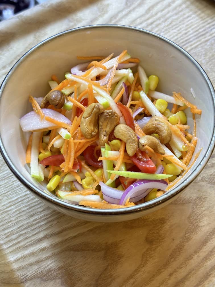 Салат с зеленым яблоком и сладкой кукурузой / Salad with green apple and sweet corn