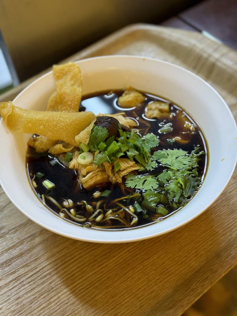 Лапша с курицей в темном бульоне / Noodle with chicken in dark soup