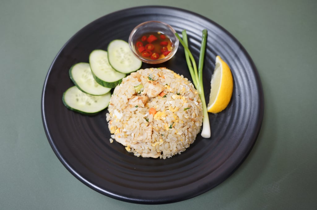 Жареный рис с курицей / Fried rice with chicken