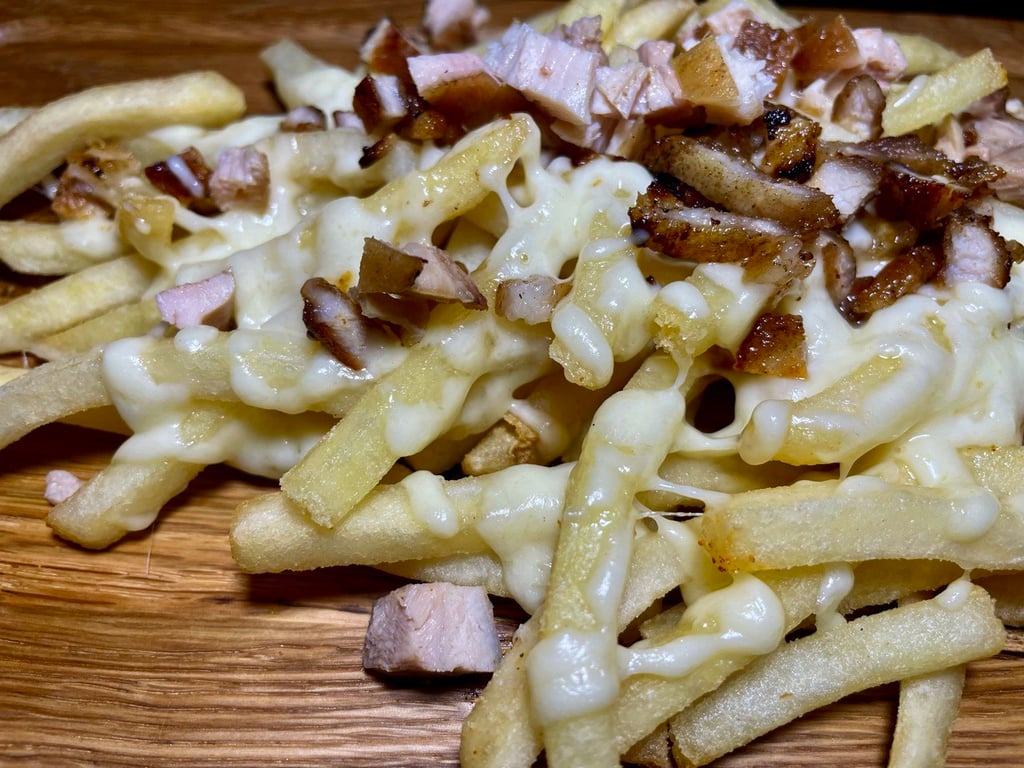 Картопля фрі з  беконом та сирним соусом