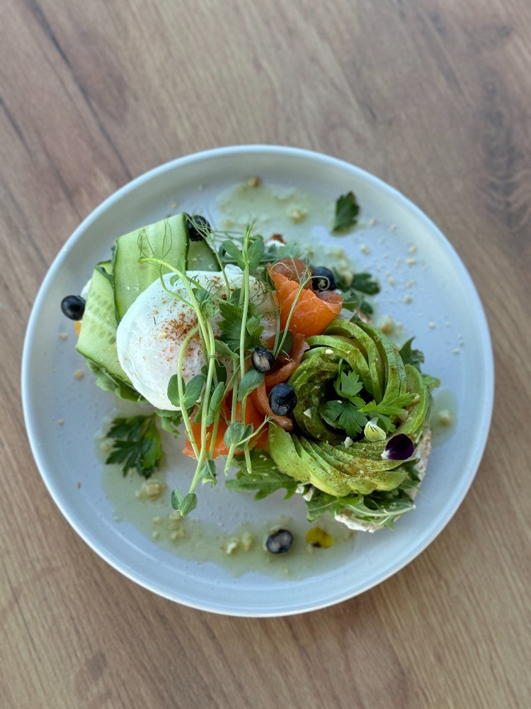 Тост з яйцем пашот та лососем