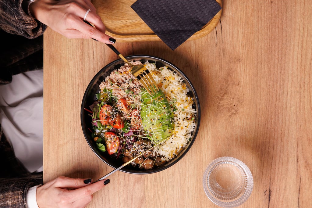 Боул з бурим рисом та тунцем