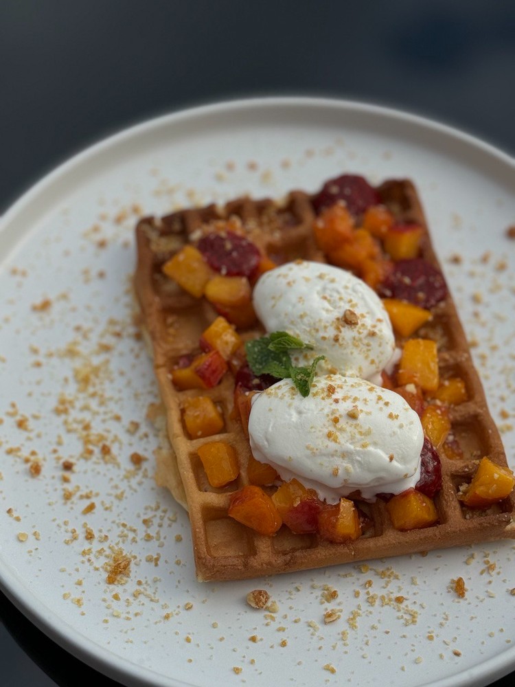 Гофра з хурмою,морозивом та малиновим кюлі