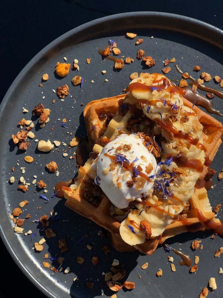 Гофра з бананом та карамеллю