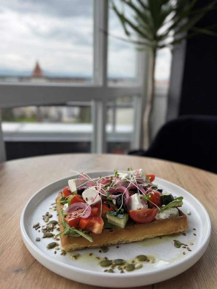 Гофра з свіжими овочами та фетою