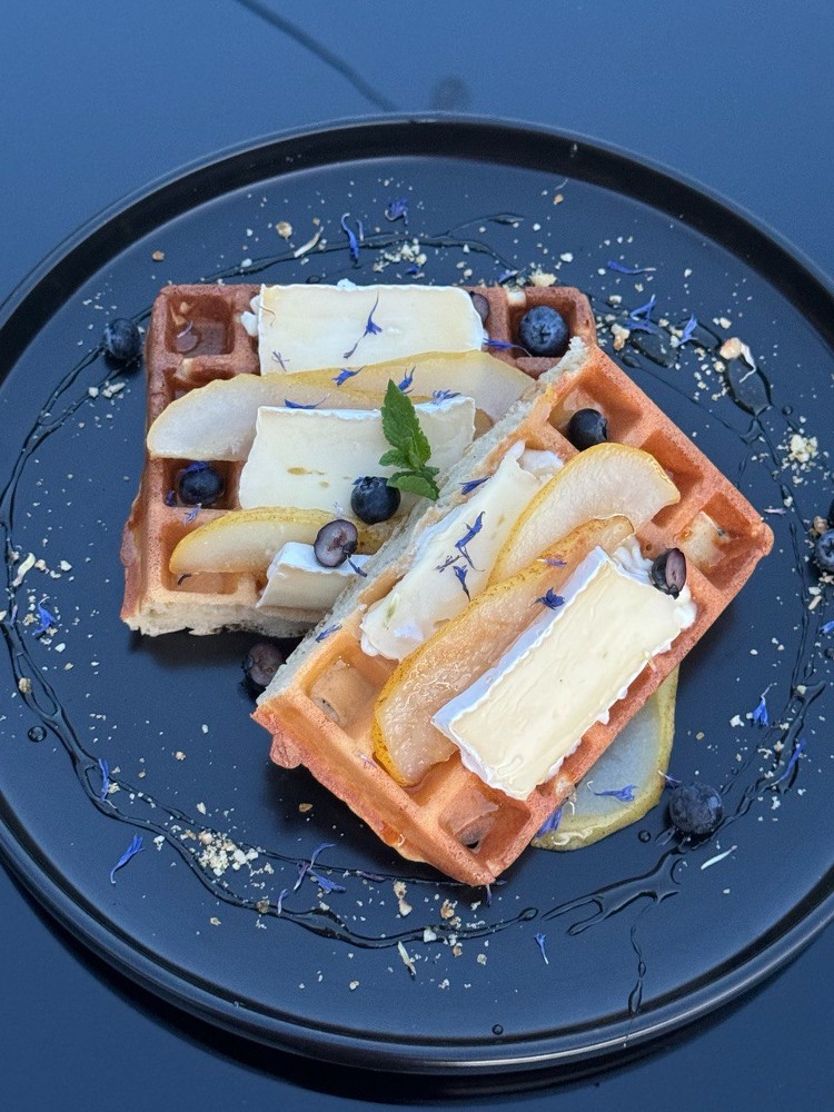 Гофра з карамелізованою грушею та сиром брі  