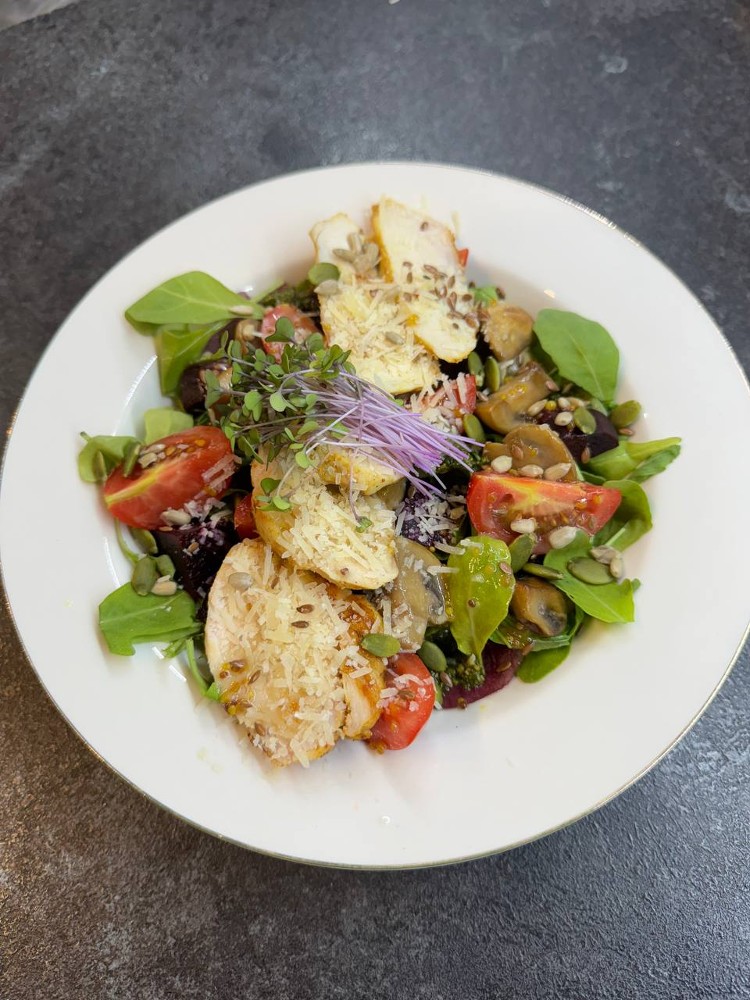 Салат з буряком і куркою