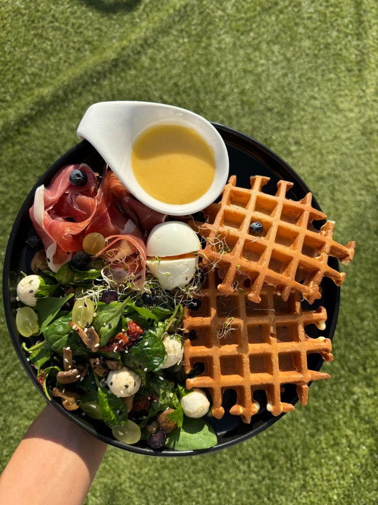 Гофри з хамоном та салатом з шампіньйонами