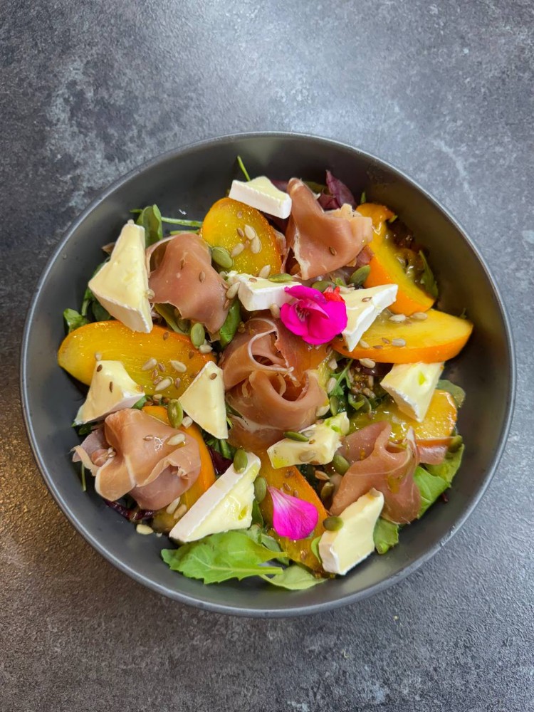 Салат з хамоном і сиром Брі