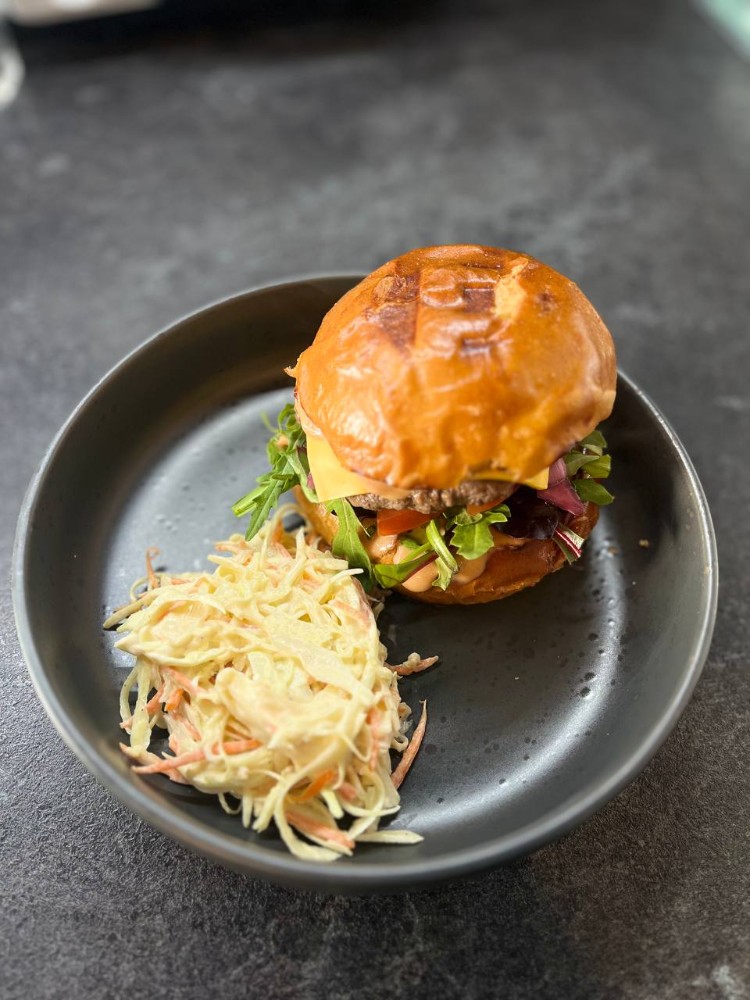 Бургер з яловичою котлетою