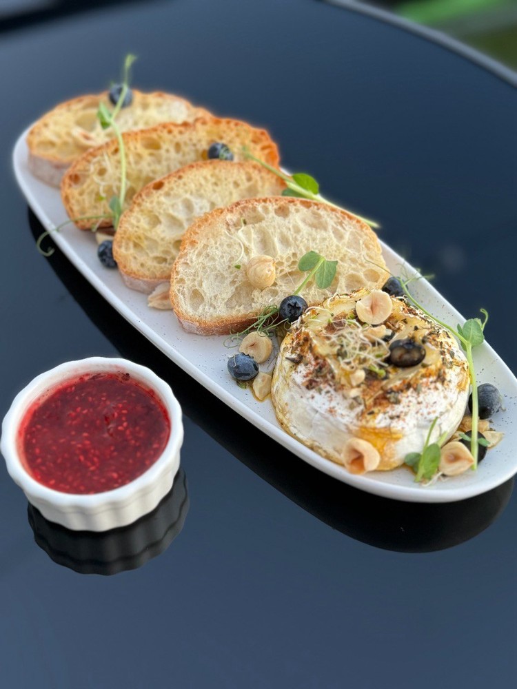 Камамбер з журавлино-малиновим соусом