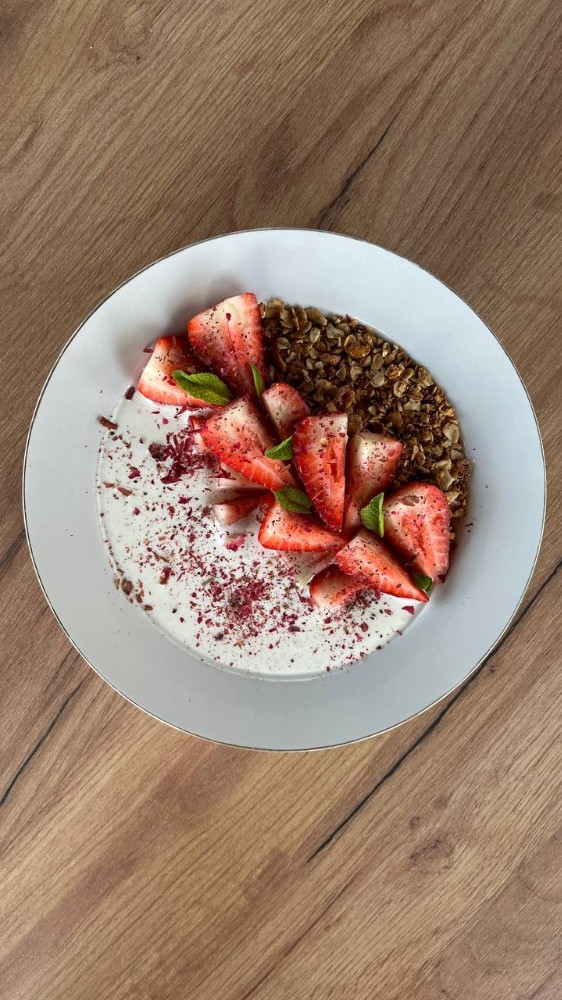 Гранола з сезонними фруктами