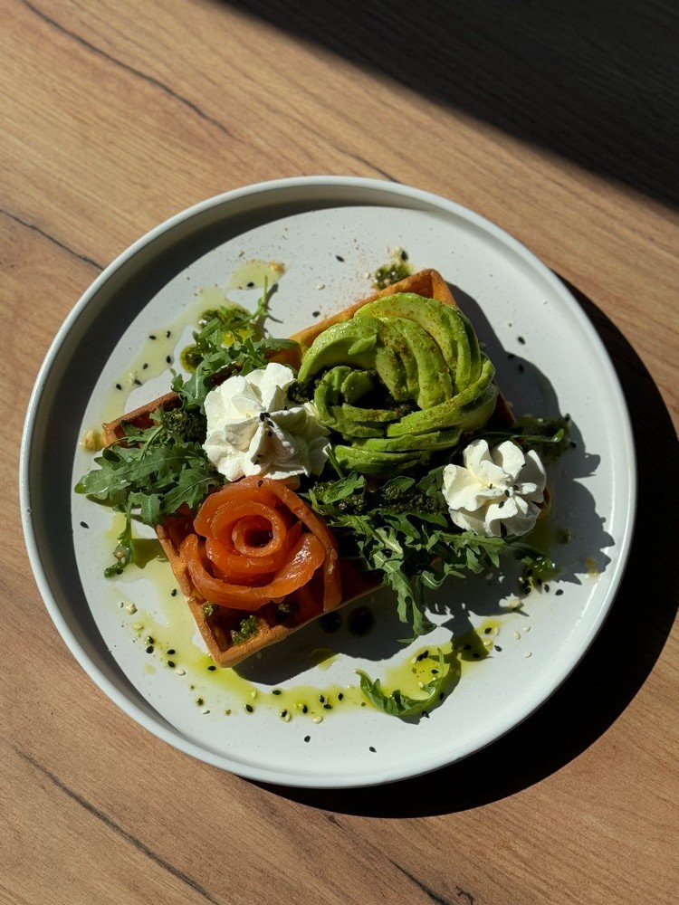 Гофра з авокадо та лососем