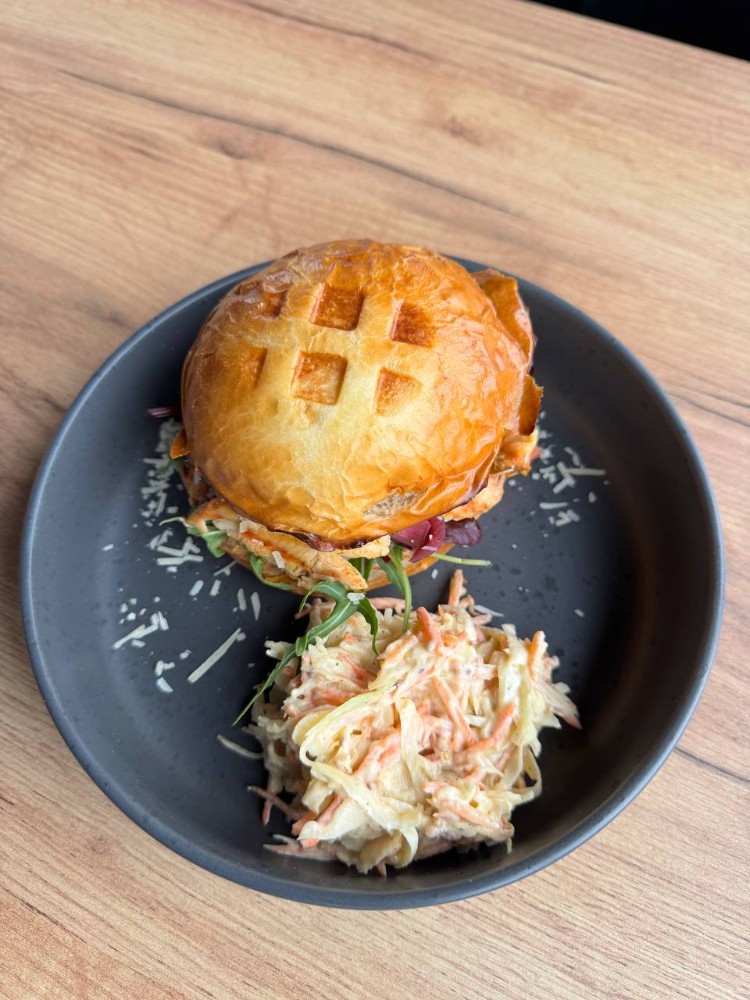 Бургер з пряною куркою