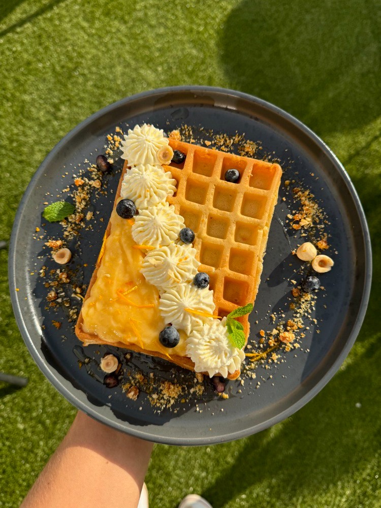 Гофра з лимонним курдом та крем-сиром