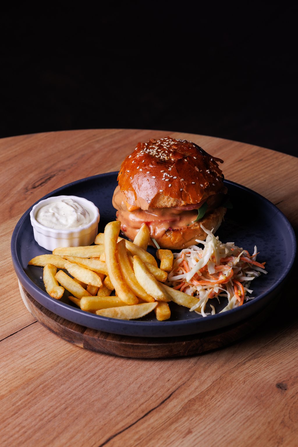 Бургер з яловичою котлетою ,картоплею фрі,салат коул слоу