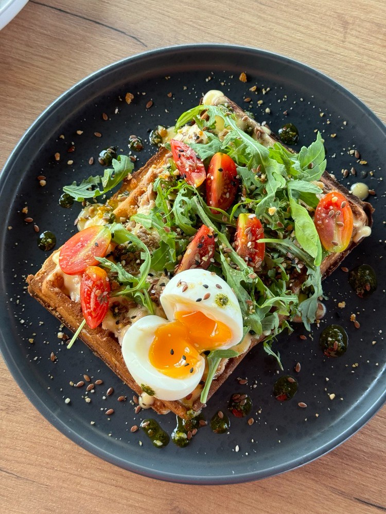 Гофра з тунцем та соусом голландез