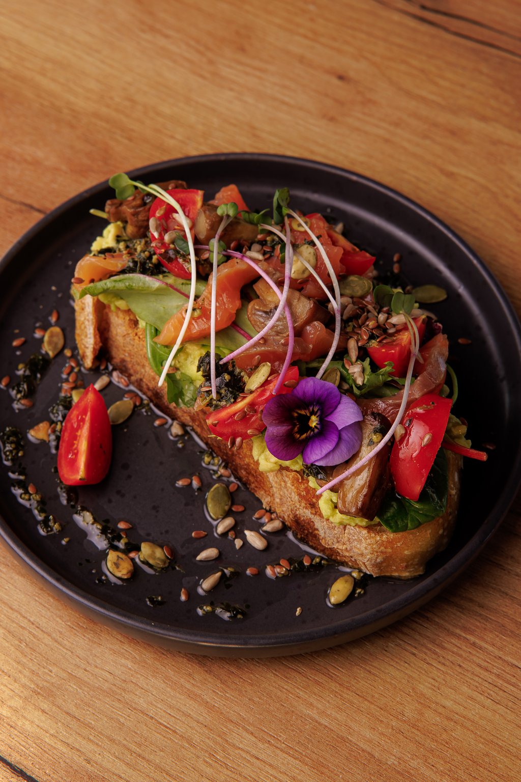 Тост з авокадо,лососем та печерицями