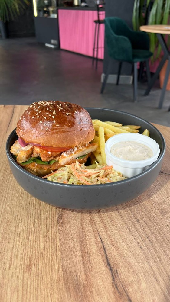 Бургер з пряною куркою,картоплею фрі ,салатом коул слоу