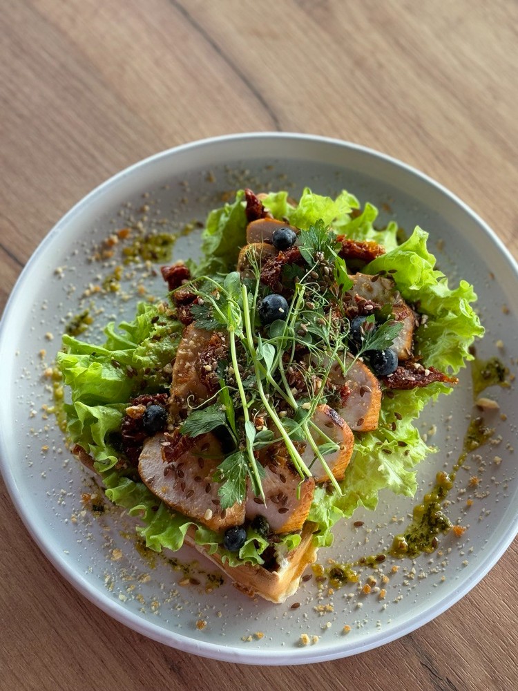 Гофра з пряною куркою та в'яленими томатими