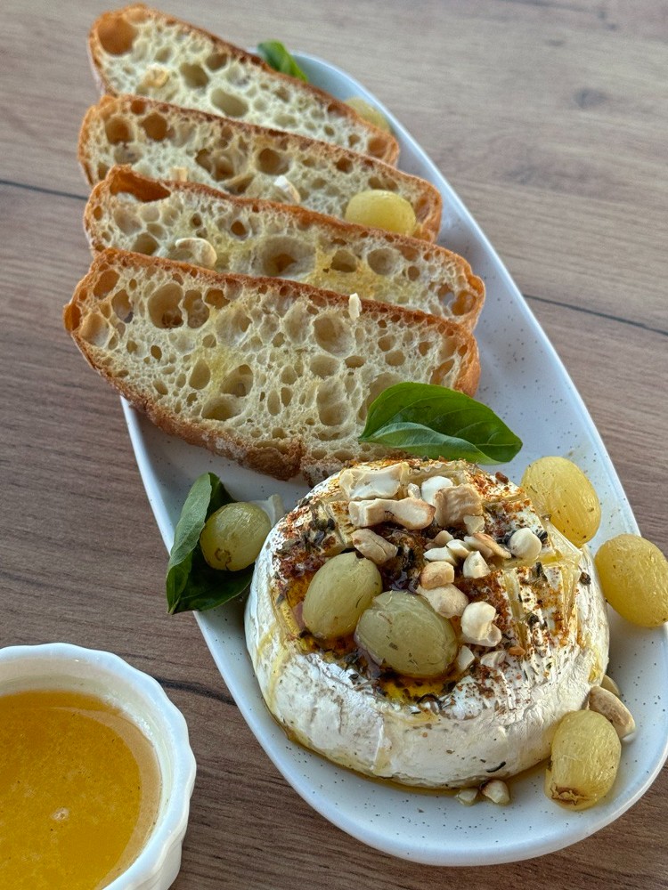 Запечений камамбер з виноградом та медом