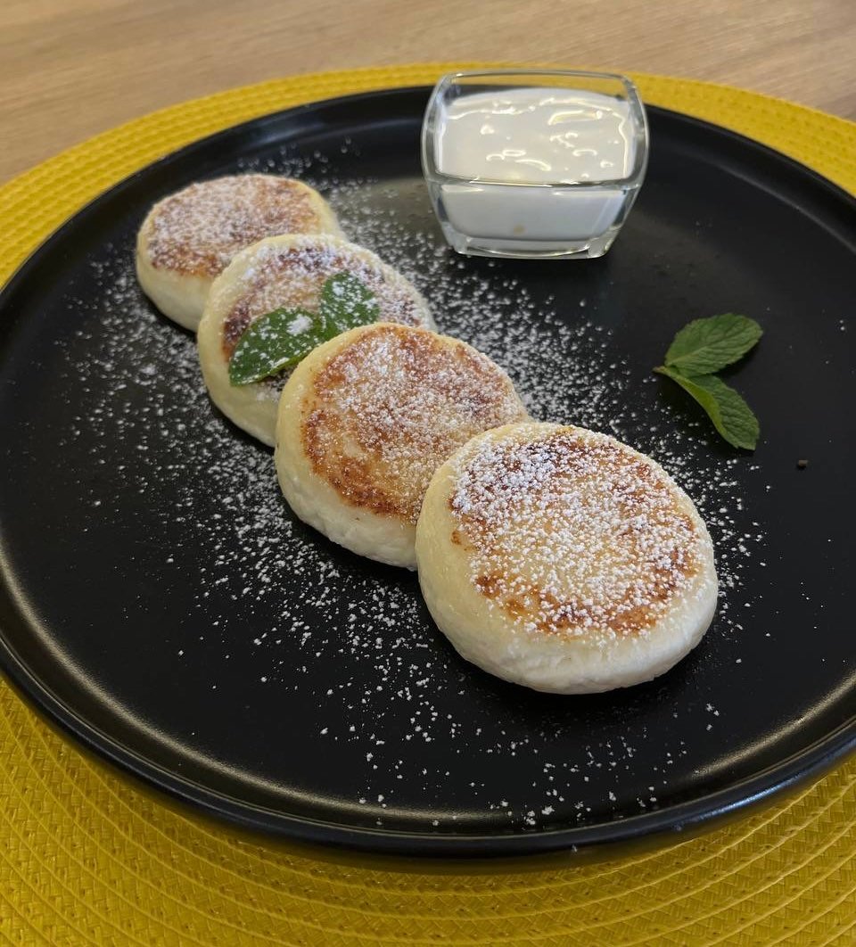 Сирники з джемом і сметаною
