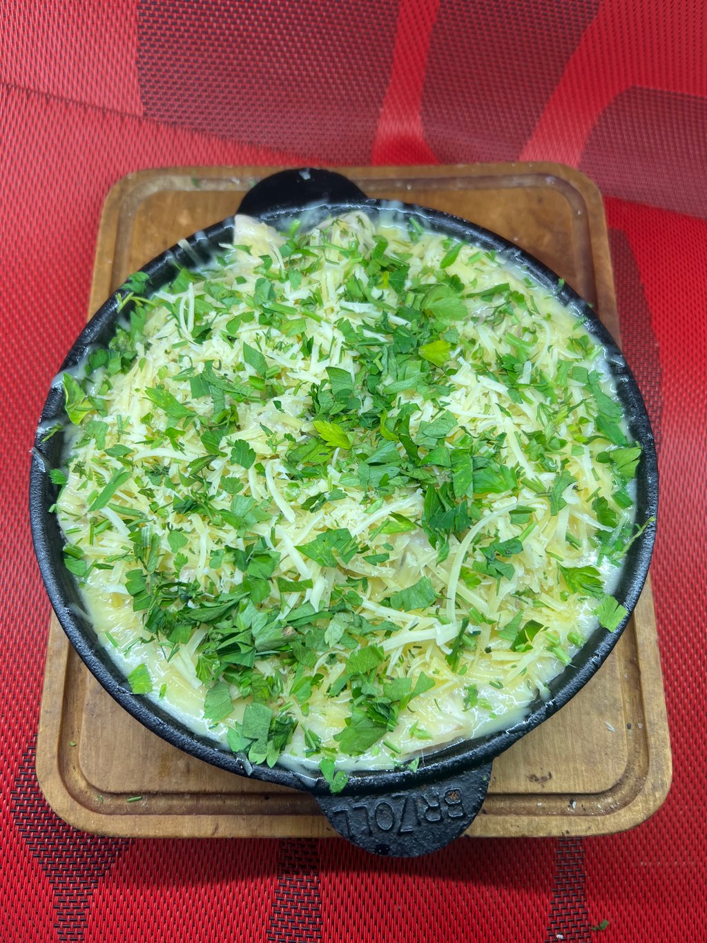 Горячая сковородка  з куркою та грибами