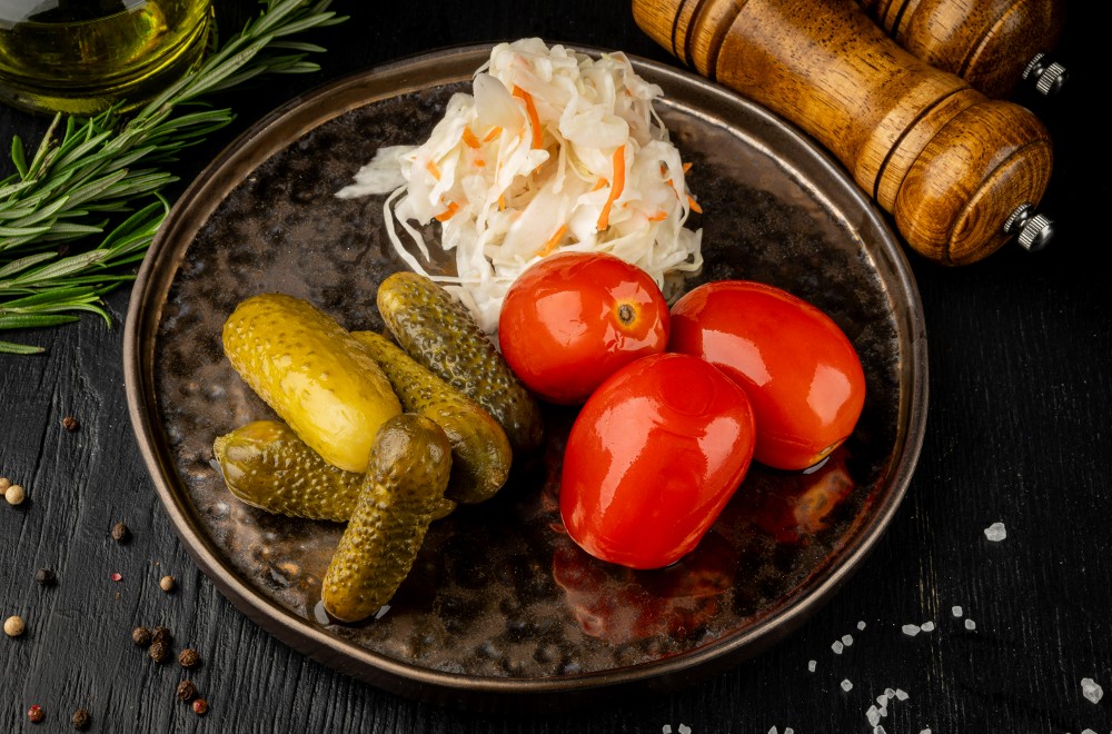 Соління - огірки мариновані, квашена капуста, солоні томати