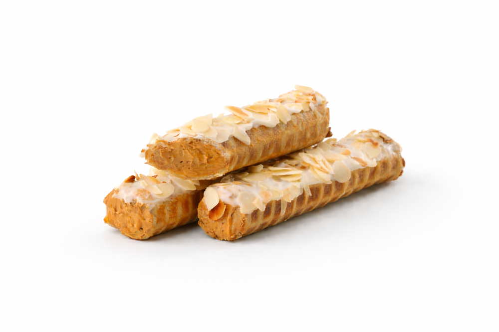 Трубочка со сгущенкой с белой глазурью и миндальными хлопьями