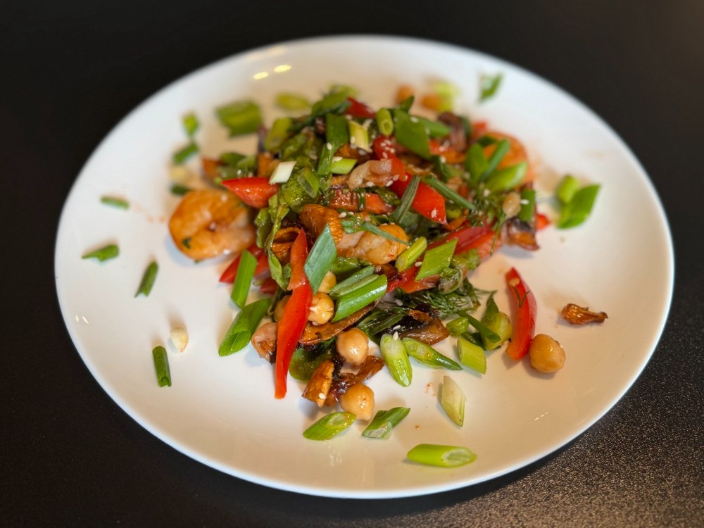 Теплий салат з креветками