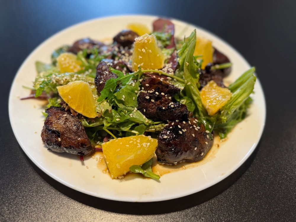 Теплий салат із карамелізованою курячою печінкою та апельсином