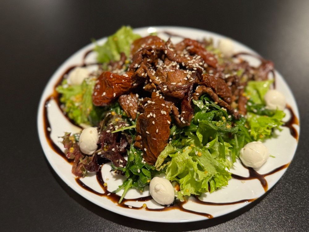 Салат з яловичиною, в'яленими томатами та сиром моцарелла