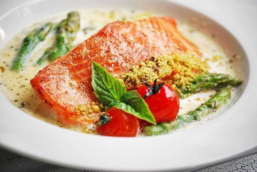 Форель со шпинатом в соусе Бермонте