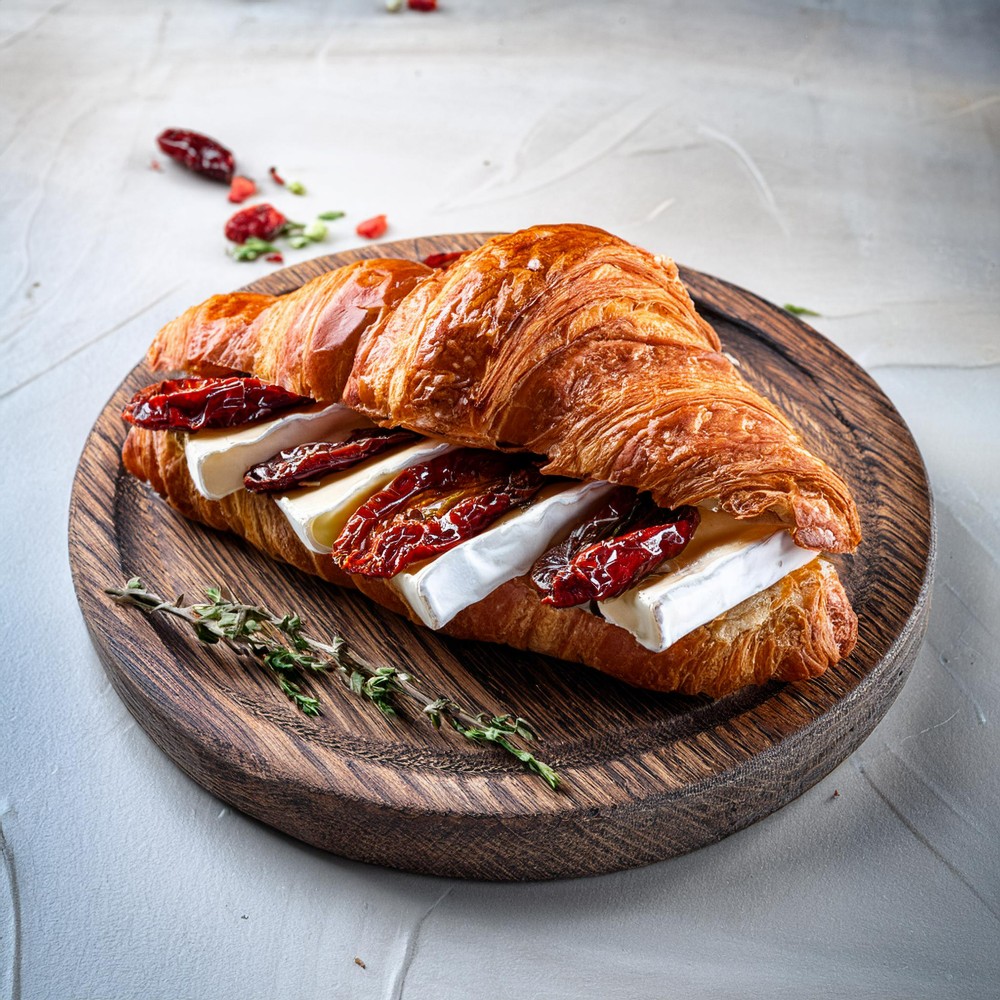 Круасан з сиром Brie та вʼяленими томатами