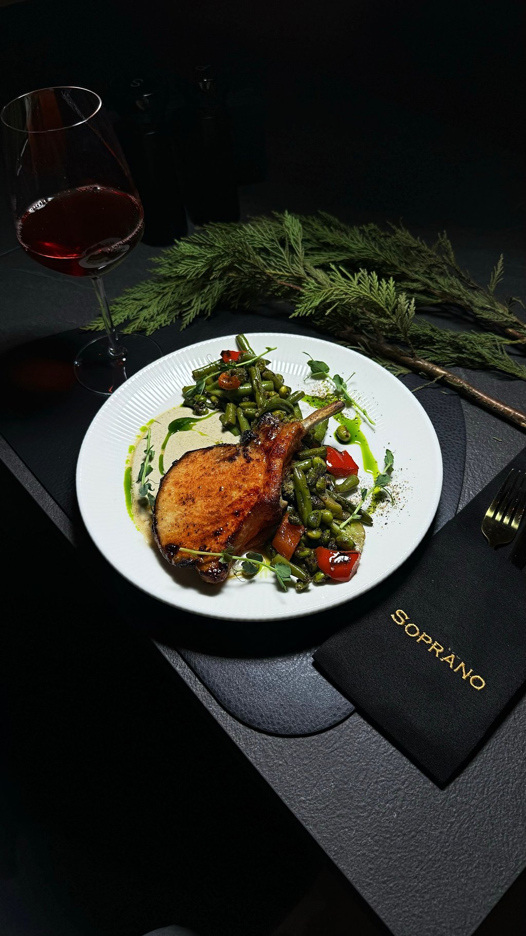 Каре свинини з пряними овочами (520г)