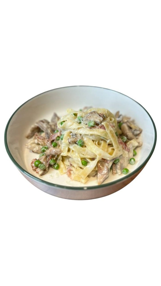 Вершкова паста з куркою , беконом та грибами