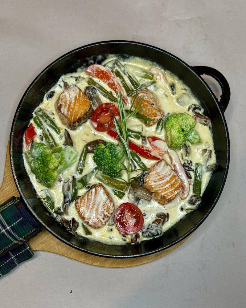 Лосось у вершках з овочами